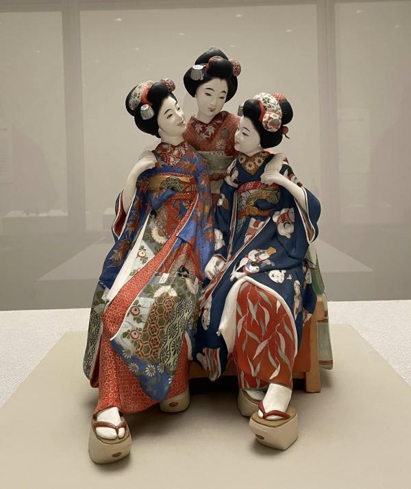 小島与一作　博多人形「三人舞妓」
